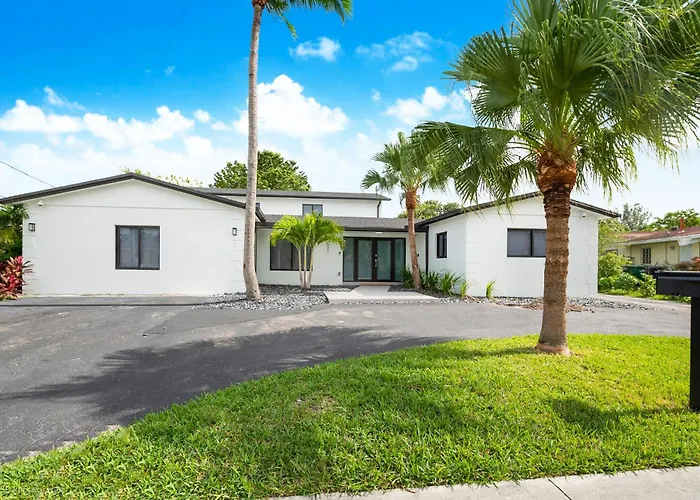 The Grand World Mansion -Htd Pool, Game Room, 9 Bed Rooms, Mini Golf, Bbq, Baby Items