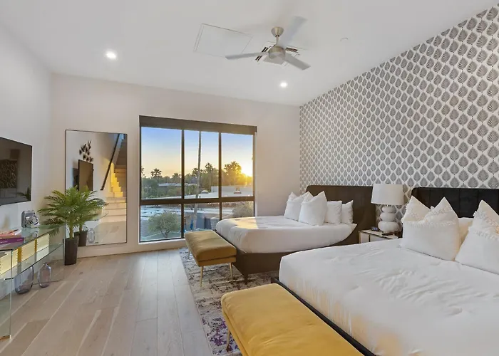 Perfect Friends Escape In Old Town Scottsdale With Resort Pool Access And Roof Deck!