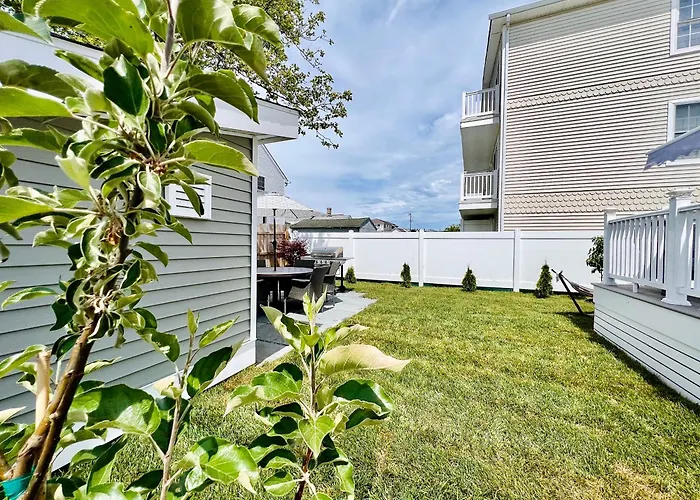 Unique Wildwood 3 Bedroom 1,5 Ba Entire House In The Heart Of Wildwood!