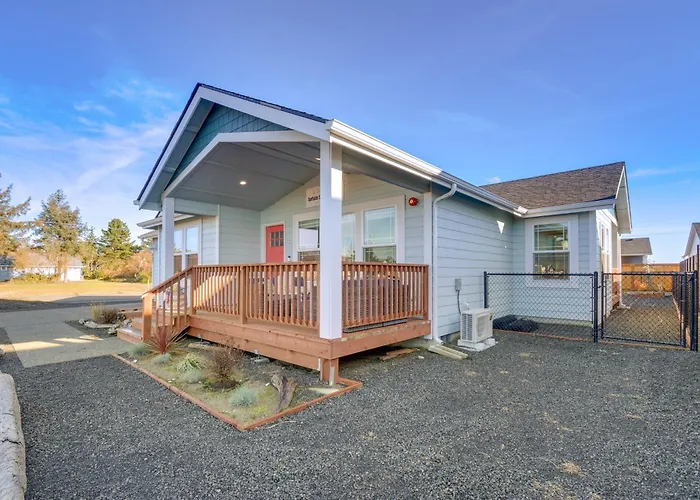 Deck & Game Room! Ocean Shores Hideaway