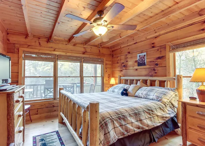 Waterfront Cabin W/ Beautiful River View & Hot Tub