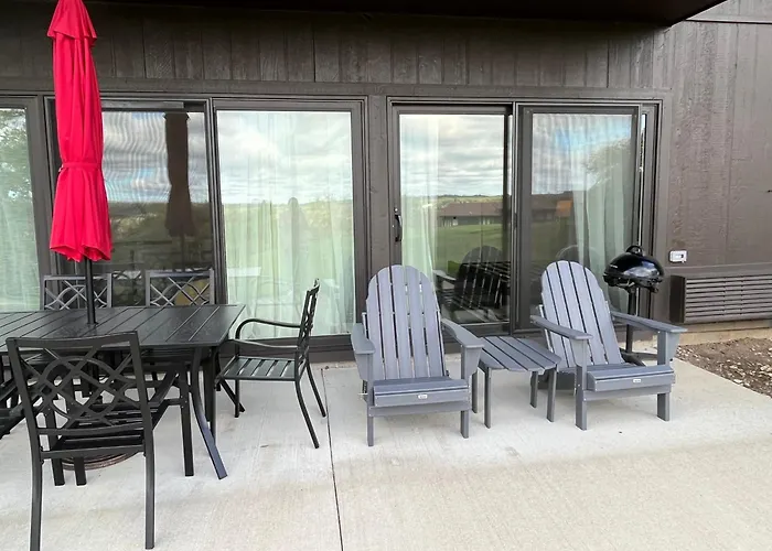 Newly Updated Modern, Spacious, And Cozy Condo- Right On The Lake!
