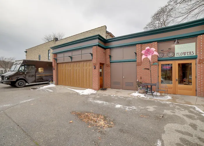 Bright Historic Apartment | 2 Blocks To Downtown