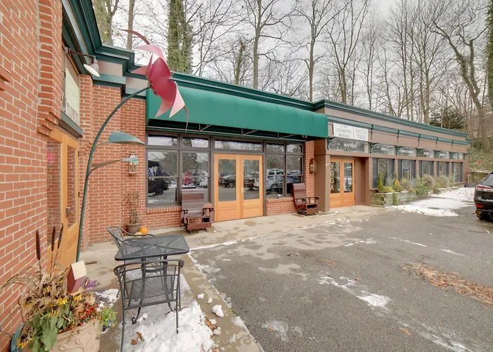 Bright Historic Apartment | 2 Blocks To Downtown