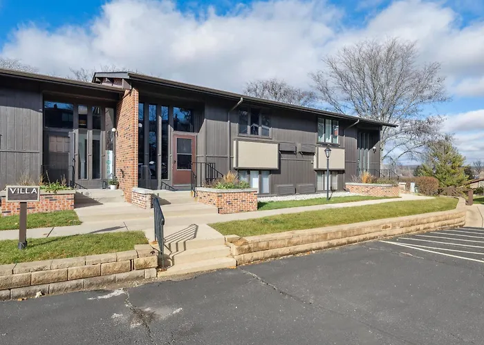 Elegant 4-Season Lake Geneva Condo W/ Fireplace!
