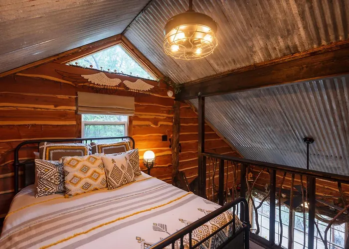 Hobbit Treehouse With Waterfall On The Brazos River! 350 Acres! Tubing! Petting Zoo!