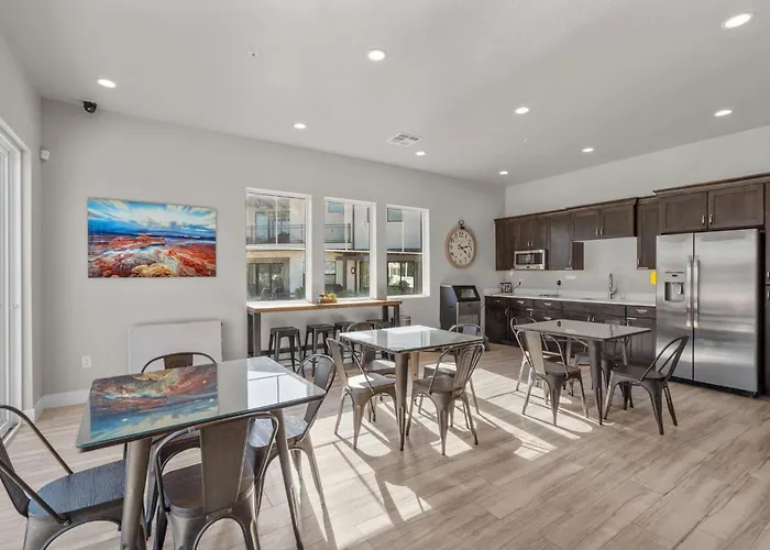 Ocotillo Springs: Spacious Group Retreat with Community Pool