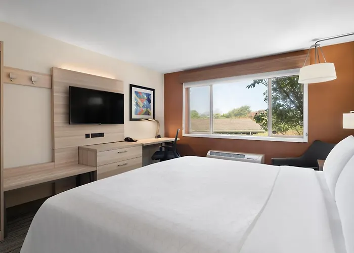 Holiday Inn Express Fort Bragg By Ihg