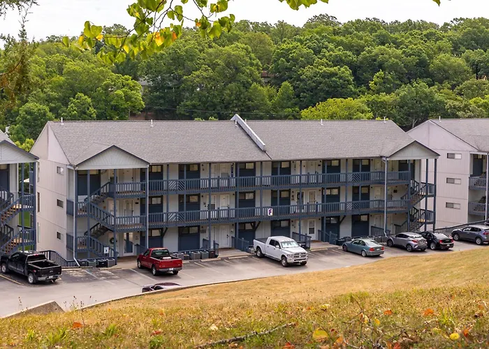 F Lakefront! Remodeled, Sleeps 4, Boat Slip, Patio, Wifi, Cable, Pool