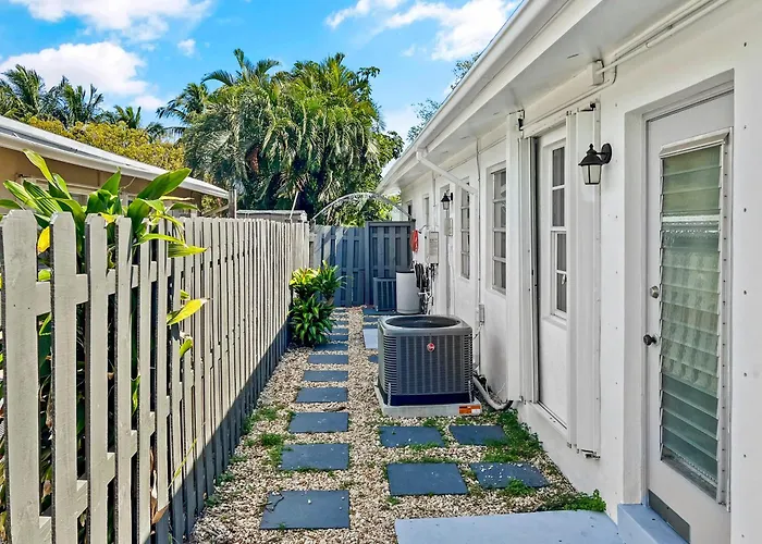 Stylish Tropical Key West Home - Private Yard, Free Parking & Laundry