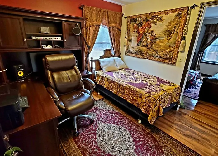 The Sovereign Suite - Cozy And Convenient With Home Theater