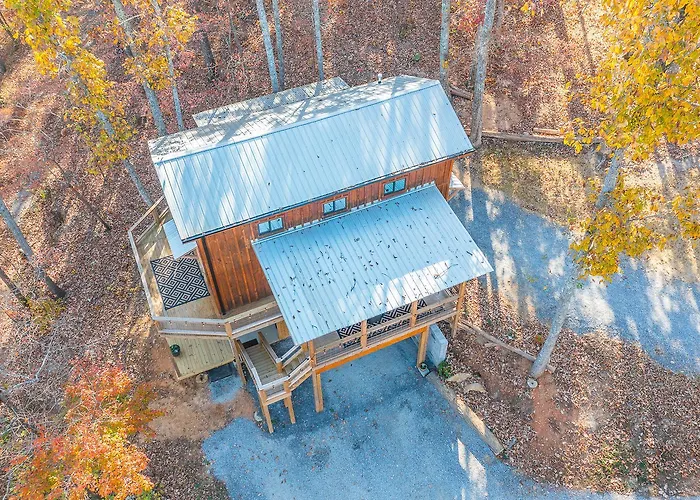 Cozy Cabin Retreat W/ Hot Tub & Nature Views
