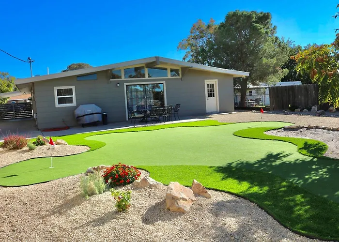Modern Mini Golf Oasis