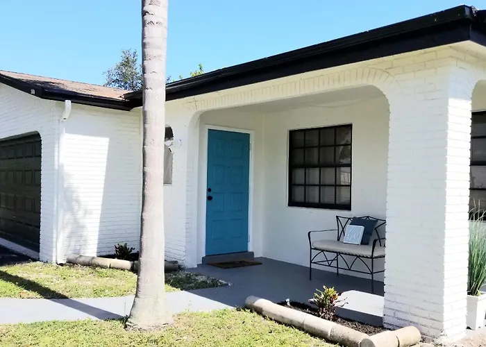 Whole House+Renovated+Pool+Lanai+Bbq+Close To All