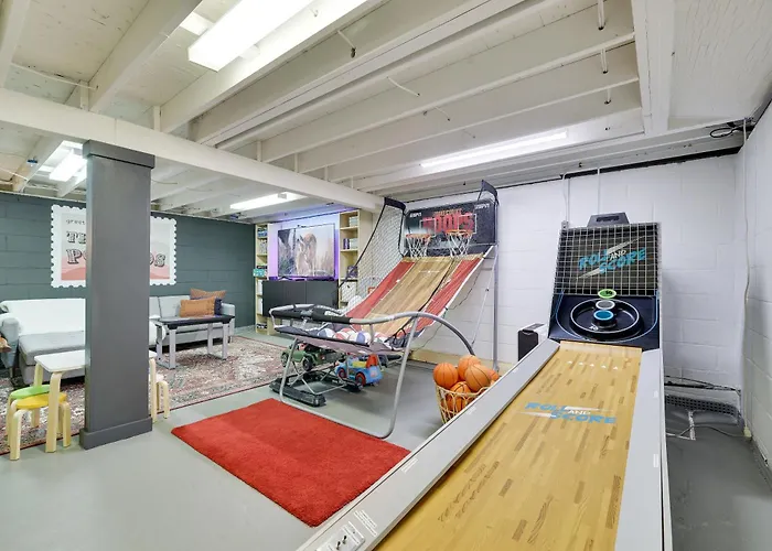Family Pocono Gem By The Lake With Private Sauna, Hot Tub, And Huge Game Room