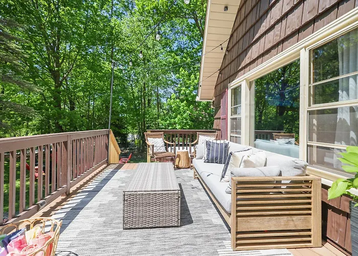Family Pocono Gem By The Lake With Private Sauna, Hot Tub, And Huge Game Room