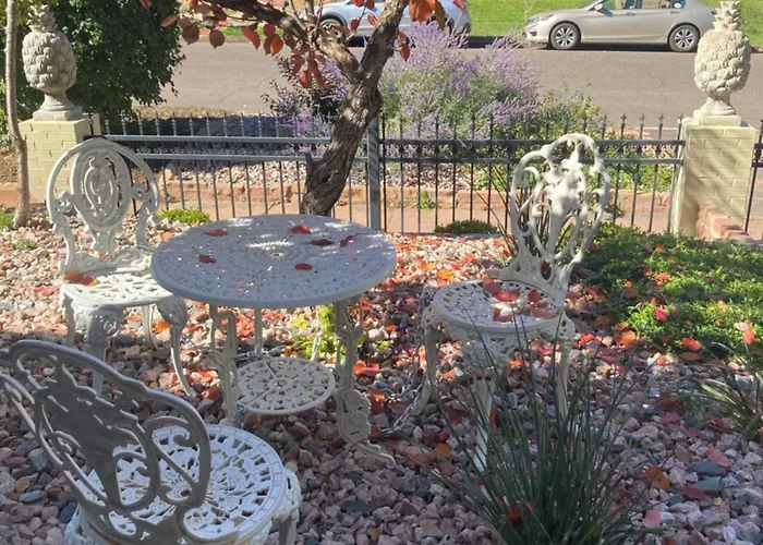 Pineapple House, Cozy Garden Apartment, City Center! Marble-Tiled Bathroom! Free Parking!