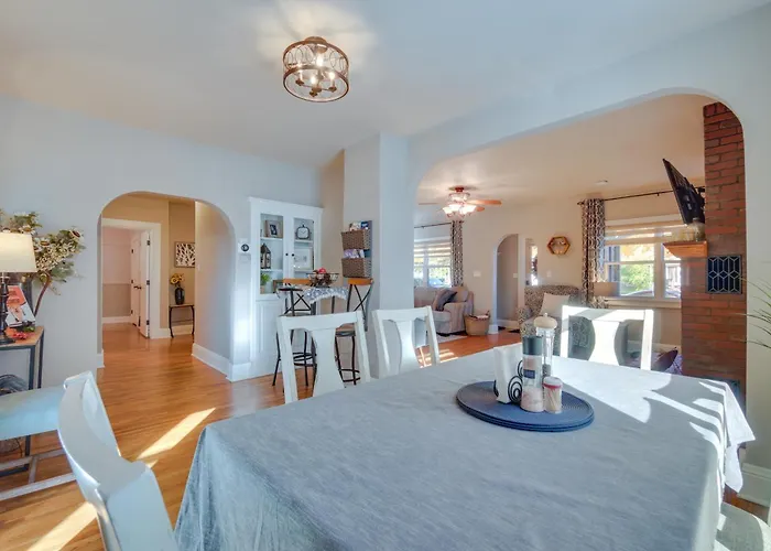 Charming Getaway, Walk To Windsor Lake & Downtown!