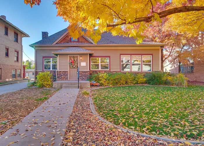 Charming Getaway, Walk To Windsor Lake & Downtown!