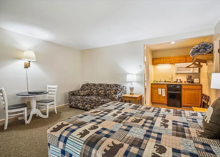 107 Cedarbrook Queen Studio