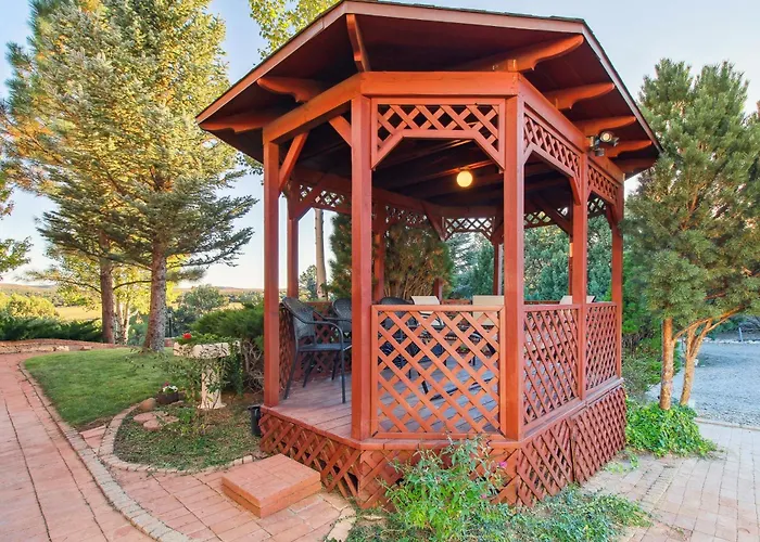 Patio, Grill & Fire Pit: Show Low Escape!