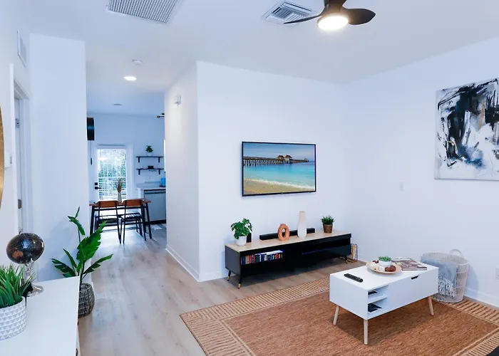 Stunning 2 Bedroom W/ Private Patio In Perfect Location
