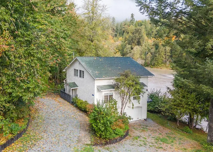 Riverside Retreat On Skagit River