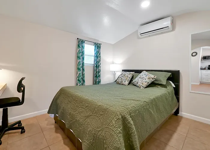 Charming Private Studio Near Raymond James Stadium