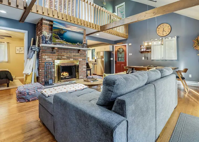 Hot Tub, Fire Pit & Barrel Sauna: Poconos Abode