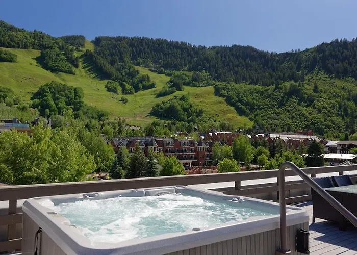 Independence Square 213, Spacious Hotel Room With 2 Queen Beds, Wet Bar, And Sitting Area