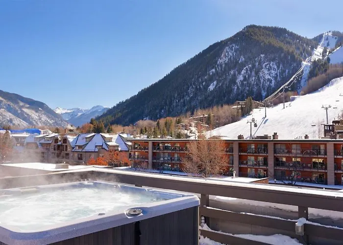 Independence Square Unit 306, Hotel Room With Large Sitting Area & Wet Bar