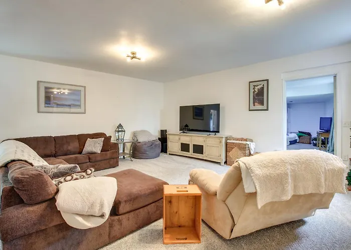 Spacious Waterfront Retreat Near Uw-Green Bay