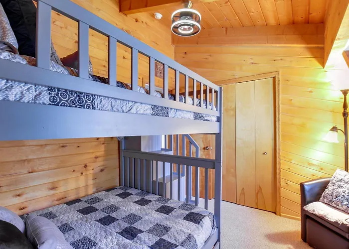 Spacious 'Sherwood Forest Cabin' W/ Hot Tub!
