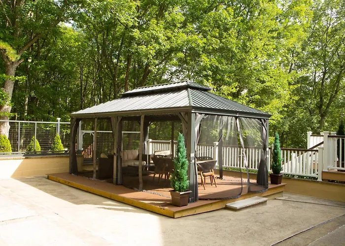 Luxury Getaway In Woods, Jacuzzi, Hot Tub, Pool