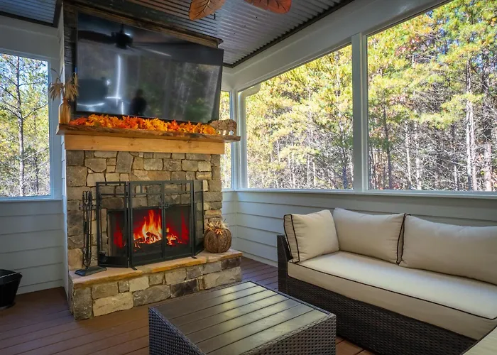 Par-Tee Haus I- Game Room & Hot Tub-Walk To Helen