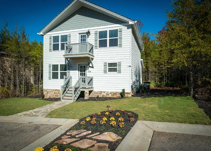 Par-Tee Haus I- Game Room & Hot Tub-Walk To Helen