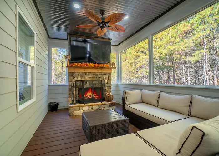 Par-Tee Haus I- Game Room & Hot Tub-Walk To Helen