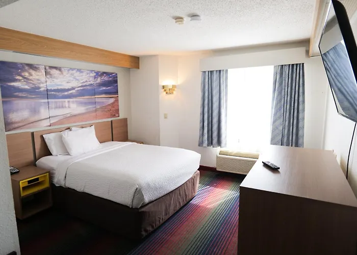 Days Inn By Wyndham Flint/Bishop International Airport