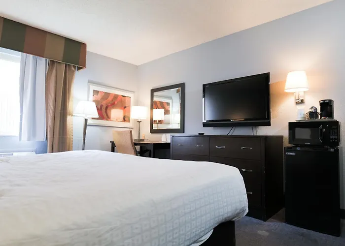 Baymont By Wyndham Flint Airport North