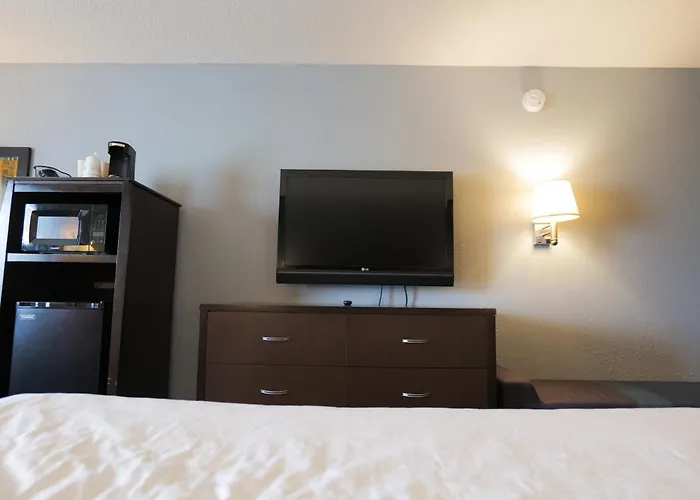 Baymont By Wyndham Flint Airport North
