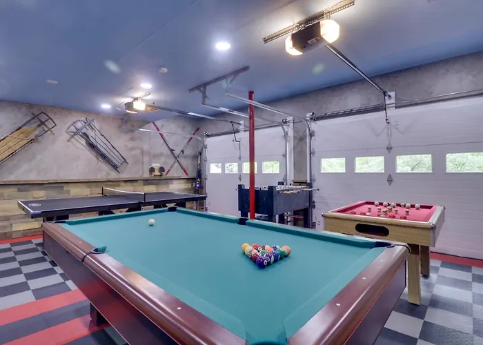 17-Seat Home Theater, Hot Tub, Huge Game Room!