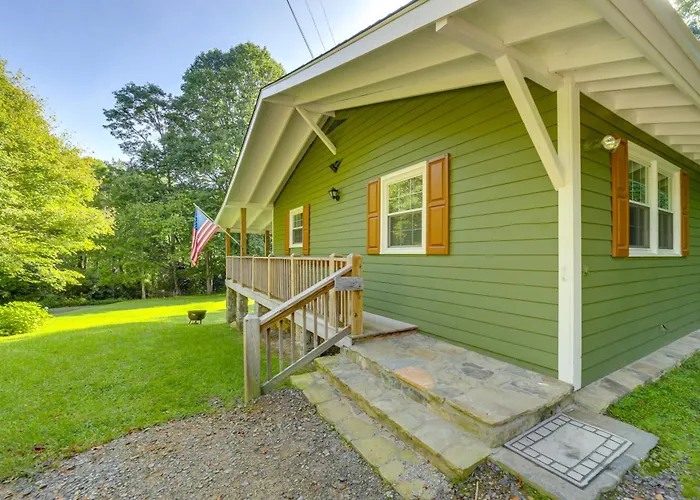Fun Pet-Friendly Highlands Retreat W/ Fenced Yard!