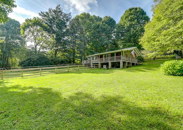 Fun Pet-Friendly Highlands Retreat W/ Fenced Yard!