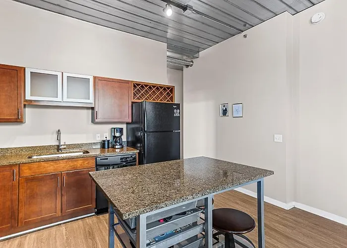 2 King Bed Spacious Apt Downtown Close To It All