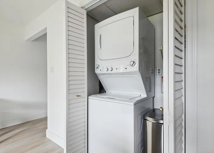 Amazing 2 Bedroom Townhouse Near Beach