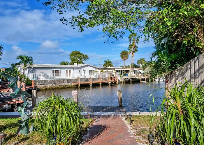 Purely Pompano, Pool, Water Front, Paddleboard, Beach, 5 Bedroom 3 Bath