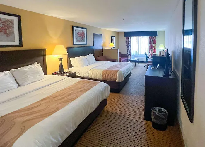 Quality Inn & Suites Farmington