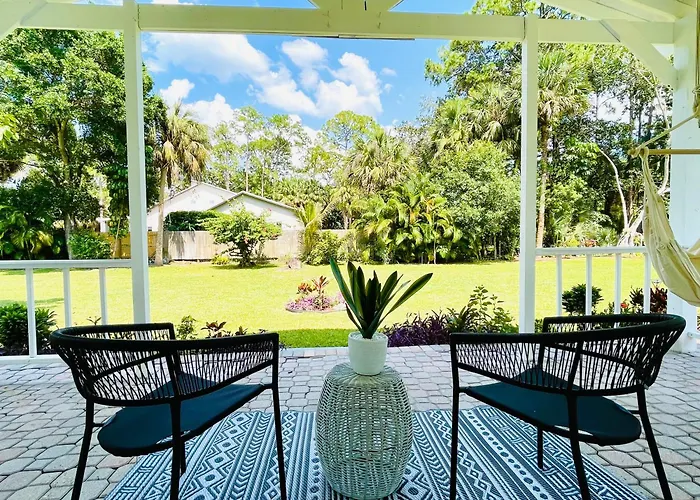 Luxury Jupiter Farm Getaway Heated Pool, Bbq, Game Shed, 1 Acre Yard!