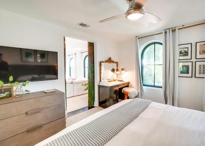 Chic Getaway In Desirable South Tampa District!