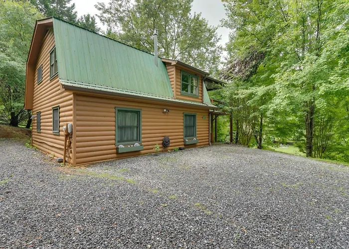 Cozy Creekside Cabin W/ Fire Pit & Views!